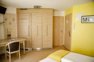 
Ein Bett oder Betten in einem Zimmer der Unterkunft Hotel du Faucon
