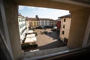 una ventana de un edificio con vistas al patio en LOFT in PIAZZA con soppalco en Cividale del Friuli