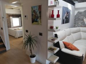 sala de estar con sofá blanco y mesa en LOFT in PIAZZA con soppalco en Cividale del Friuli