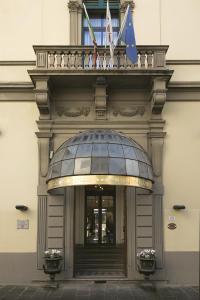 ein Gebäude mit einem Balkon mit Flaggen darüber in der Unterkunft Palazzo Lorenzo Hotel Boutique & Spa in Florenz