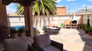 une terrasse avec une table, des chaises et une piscine dans l'établissement Alquería Las Torres a dos pasos de Toledo y de Las Barrancas de Burujón, à Escalonilla