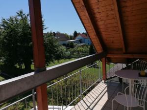 einen Balkon mit Blick auf einen Hof in der Unterkunft Ferienwohnung Suedbalkon in Friesenheim