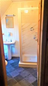 Ett badrum på The Marine Hotel Invergordon