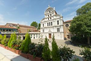 a building with a clock tower in a courtyard at Savoia & Jolanda in Venice