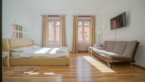 a bedroom with a bed and a couch at 9 Central Residence in Braşov