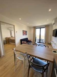 Santa-Reparata-di-BalagnaにあるA Casa di Furtunatuの大きな木製のテーブルと椅子のあるリビングルーム