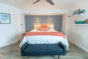 A bed or beds in a room at Villa Nautilus St. Thomas