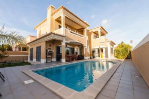A piscina localizada em D09 - Porto de Mós Luxury Villa ou nos arredores