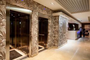 a lobby with a elevator in a building at Hotel Allon Mediterrania in Villajoyosa