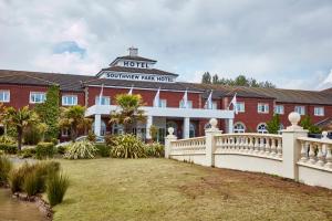 斯凯格内斯南部风景公园酒店的建筑前有白色围栏的酒店