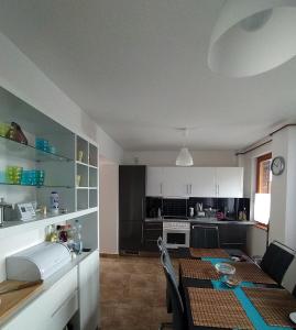 Kuchyňa alebo kuchynka v ubytovaní Lilla Villa