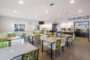 Red Lion Inn & Suites Kennewick Tri-Cities في كينويك: غرفة طعام مع طاولات وكراسي