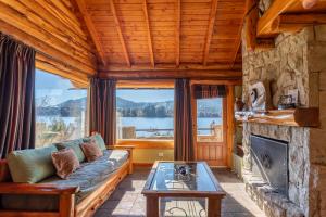 a living room with a couch and a fireplace at Cabañas Puerto Pireo in San Carlos de Bariloche
