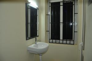Koupelna v ubytování HOTEL PANCHAVARNAA + 37 fotografií