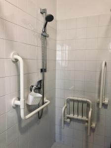 een badkamer met een douche en een wastafel. bij Chez nous in Aosta