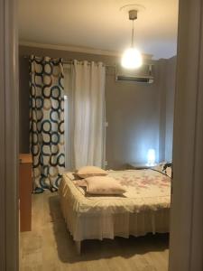 - une chambre avec un lit et une fenêtre avec des rideaux dans l'établissement Home Sweet Home - 1 bedroom apartment, à Athènes