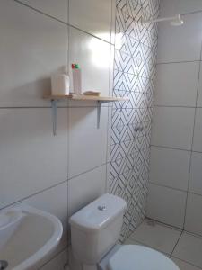 une salle de bain avec toilettes, lavabo et baignoire dans l'établissement Chalé Pitanga, à São Miguel do Gostoso