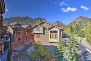 フリスコにあるLarge Deck and Stunning Views Mtn Condo in Frisco!の山を背景にしたアパート