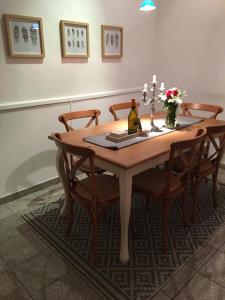 einen Esstisch und Stühle mit einem Tisch und Blumen in der Unterkunft Heidelberg Apheartments in Heidelberg
