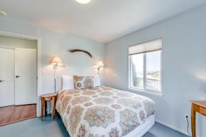 een slaapkamer met een bed en een raam bij Seascape Home in Trinidad