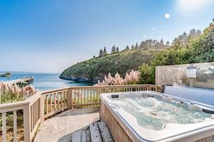 een hot tub op een terras met uitzicht op de oceaan bij Seascape Home in Trinidad
