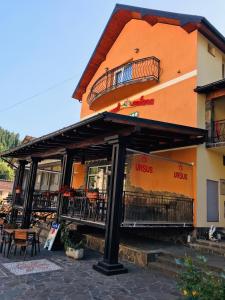 um edifício com um restaurante com uma varanda em Pensiunea Montana Borșa MM em Băile Borşa