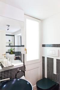 La salle de bains est pourvue d'un lavabo, de toilettes et d'une fenêtre. dans l'établissement Garibaldi Suites Piazza Di Spagna, à Rome