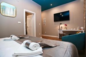 Televízia a/alebo spoločenská miestnosť v ubytovaní Riva Luxury Rooms