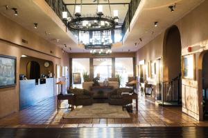 um grande átrio com um lustre e uma sala de estar em Hotel Mission De Oro em Santa Nella