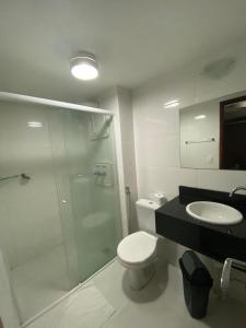 uma casa de banho com um chuveiro, um WC e um lavatório. em Anjos Praia Hotel em João Pessoa