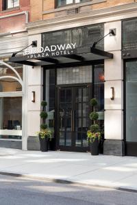 un edificio con un cartel que dice baboda way plaza hotel en Broadway Plaza Hotel, en Nueva York