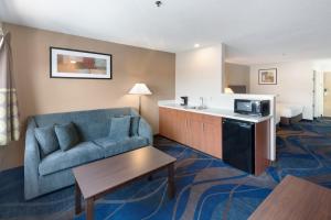 a living room with a couch and a microwave at Quality Inn & Suites Kennewick Tri-Cities in Kennewick
