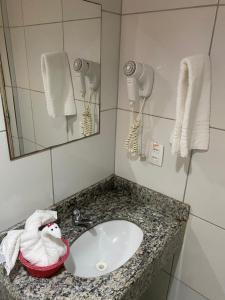 フォルタレザにあるHotel Fortaleza Innの洗面台と鏡のあるバスルーム +71枚の写真