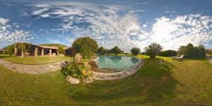 a house with a pond in the middle of a yard at Hotel Spartivento in Chia