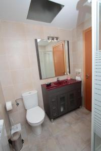 A bathroom at Casa Rural Bekirent