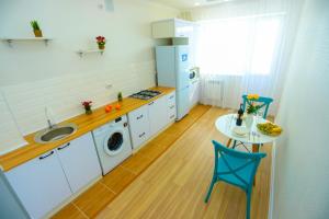 Уютная квартира в ЖК Bir Group Актобе tesisinde mutfak veya mini mutfak