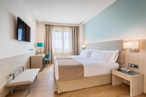 Postel nebo postele na pokoji v ubytování Occidental Sevilla Viapol