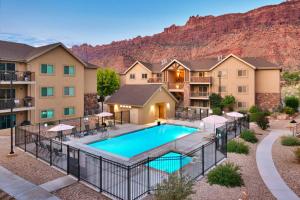 uma imagem de uma piscina num complexo de apartamentos em 5K Top Floor RedCliff Condo, Pool & Hot Tub em Moab