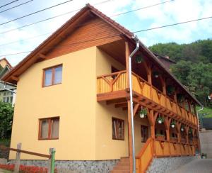 una casa con una terraza a un lado en Pensiunea Elisabeta, en Sovata