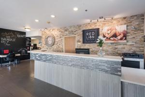 Red Lion Inn & Suites Kennewick Tri-Cities في كينويك: بار في مطعم بجدار من الطوب