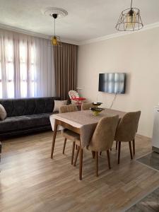 sala de estar con mesa y sofá en Mariana Konak, en Antalya