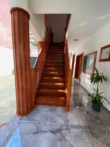 una escalera de madera en una casa con una maceta en Mariana Konak, en Antalya