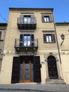 a building with two doors and a balcony at Al Centro Casa Vacanze in Mistretta
