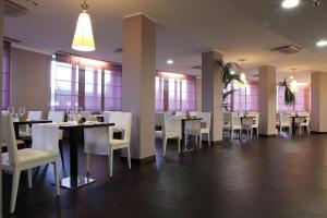 Um restaurante ou outro lugar para comer em Holiday Inn Genoa City by IHG