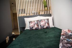 ein Schlafzimmer mit einem Bett mit zwei Kissen darauf in der Unterkunft EASY RENT Apartments -BUSINESS CENTER 39 in Lublin