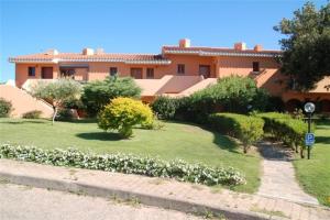 Um jardim em Residence Porto Coda Cavallo