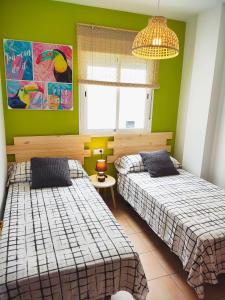 Posteľ alebo postele v izbe v ubytovaní El ático de los flamencos, Apartamentos Living Sur