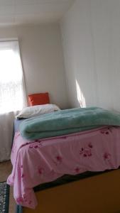 1 dormitorio con 1 cama con manta rosa y verde en 834 Happy Home -Peaceful Private RMs with Laundry en Chicago Heights