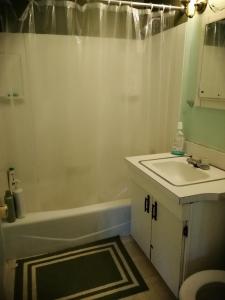 y baño con lavamanos, bañera y lavamanos. en 834 Happy Home -Peaceful Private RMs with Laundry en Chicago Heights