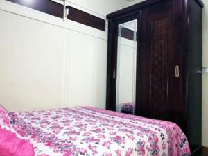 A bed or beds in a room at Studio chalet Porto South Beach families